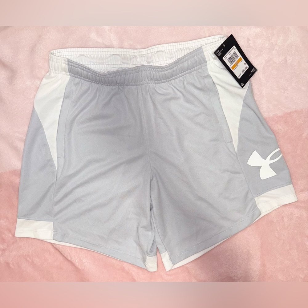 NWT Under Armour Women's Gray /white Shorts size S